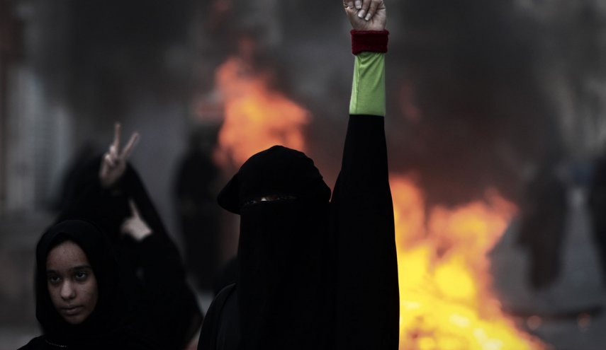 نشطاء بحرينيون يجسدون ثورة 14 فبراير أمام بوابة برلين 