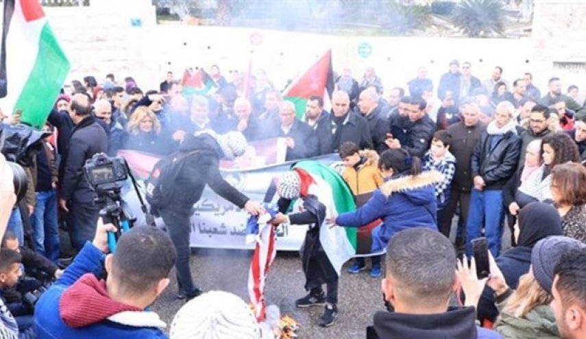 صهیونیست‌ها ده‌ها‌ معترض فلسطینی را در کرانه باختری زخمی کردند
