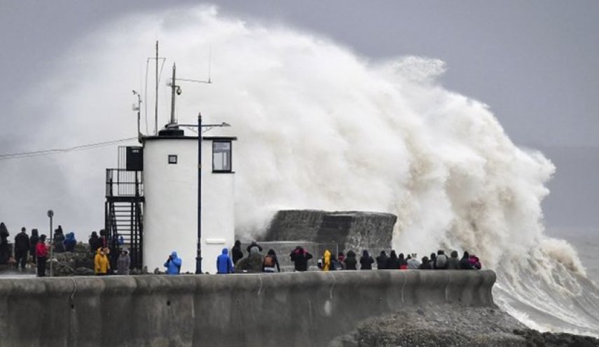 دومین طوفان ظرف یک هفته در انگلیس/ دو جسد از دریا گرفته شد
