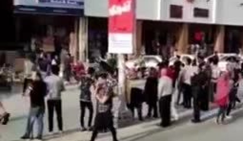 مردم وحشت‌زده از زلزله در خیابان‌های بندرعباس + فیلم
