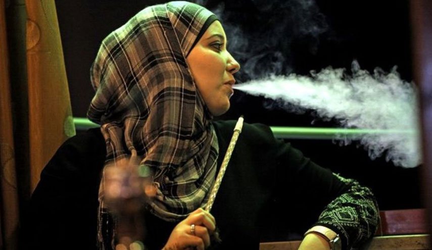 گزارش خبرگزاری فرانسه از دختران سعودی؛ آزادی در مصرف سیگار و قلیان/ عربستان رتبه پنجم جهانی مصرف دخانیات در میان زنان