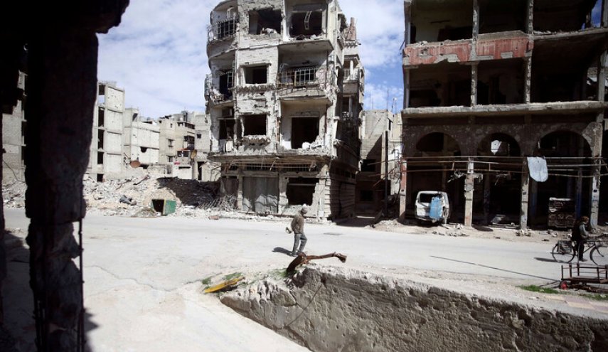 تصاویر؛ کشف یگ گور جمعی در «دوما»ی دمشق