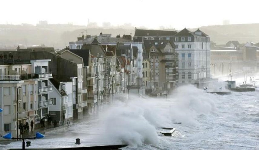 توفان دنیس فرانسه را در نوردید/ قطع برق ۴۵ هزار خانوار فرانسوی از عصر یکشنبه تا کنون