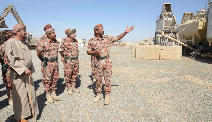 بالصور...وزير دفاع عمان يزور عددا من وحدات وتشكيلات الجيش
