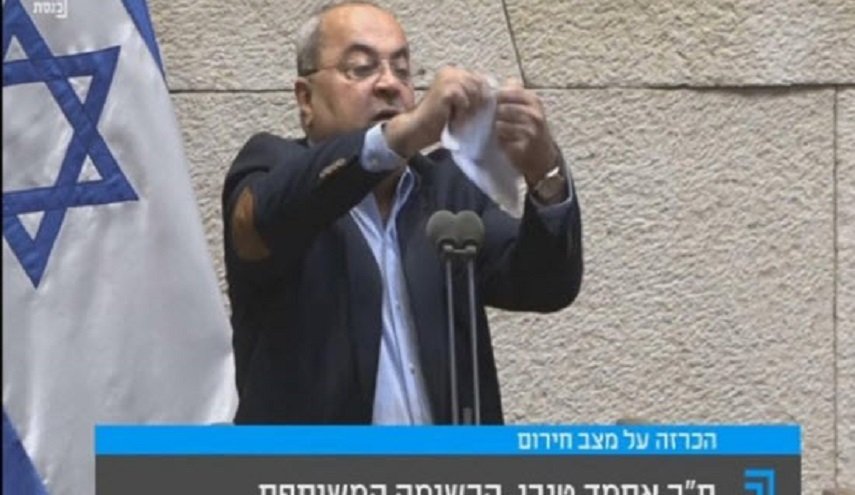 الطيبي يمزق صفقة ترامب في البرلمان الصهيوني ويدوسها تحت قدميه
