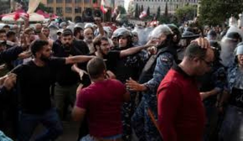 محكمة لبنان العسكرية تستدعي ناشطة ركلت ضابطاً خلال التظاهرات