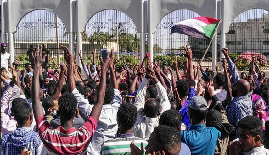 تجمع المهنيين السودانيين يدعو لمظاهرة مليونية رفضا لعزل ضباط انحازوا للثورة