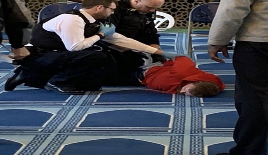 یک «فرد نژادپرست» با چاقو به حاضران در مسجدی در لندن حمله کرد