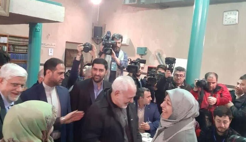 ظریف رای خود را در حسینیه جماران به صندوق انداخت