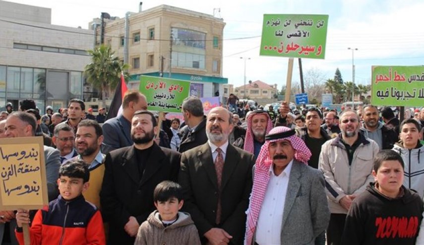 تجمع اردنی‌ها مقابل سفارت واشنگتن در اعتراض به «معامله قرن»
