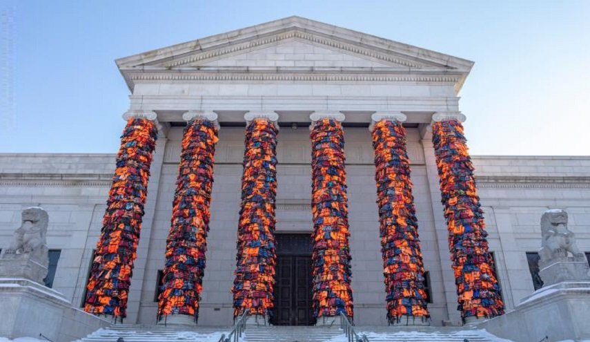 2400 سترة نجاة لاجئين تتحول لعمل فني وتغطى أعمدة متحف للفنون بأميركا