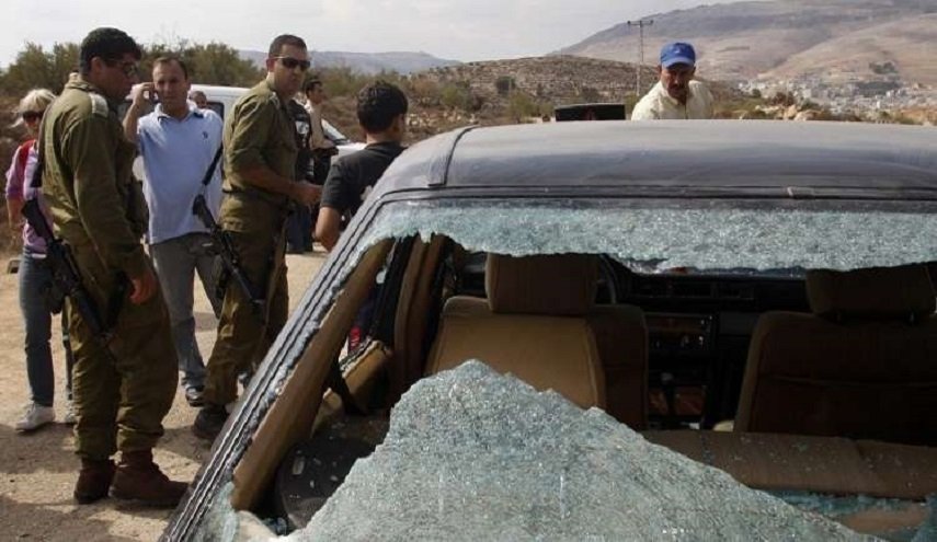 مستوطنون صهاينة يحطمون نحو 20 مركبة فلسطينية شمالي الضفة الغربية