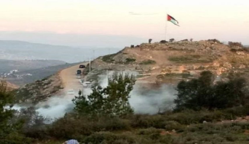 قوات الاحتلال تهاجم المواطنين المرابطين على قمة جبل العرمة في بلدة بيتا