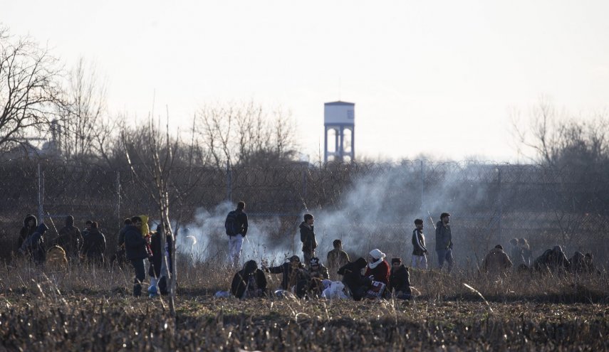 اشتباكات بين الشرطة واللاجئين القادمين من تركيا عند حدود اليونان

