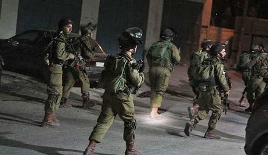 قوات الاحتلال تعتقل عددا من الفلسطينيين في الضفة