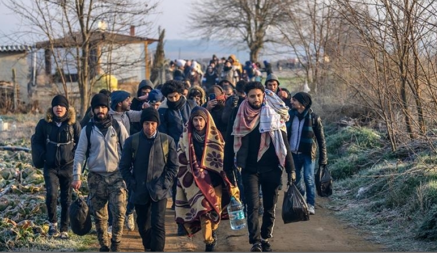 المهاجرون يواصلون مسيرهم من تركيا باتجاه الحدود اليونانية