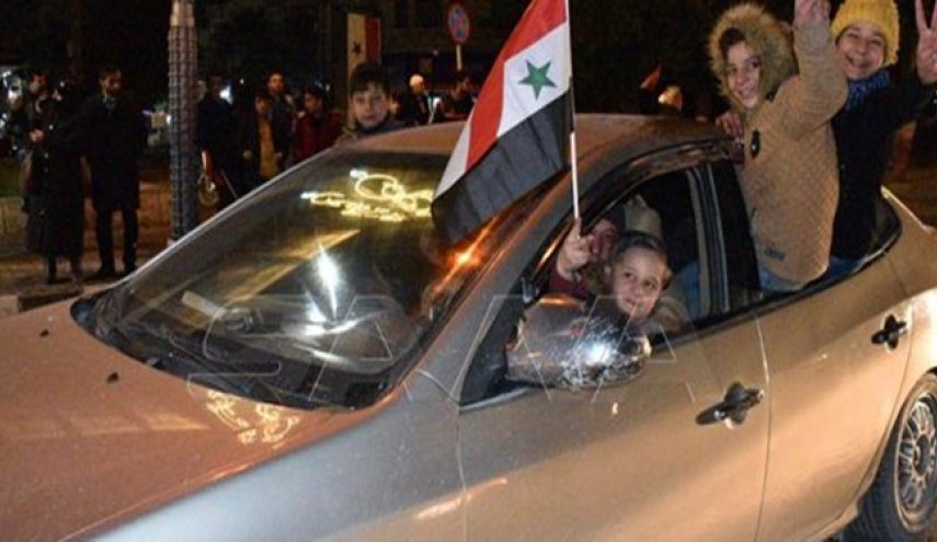 مردم دمشق پیروزی ارتش سوریه در آزادسازی سراقب را جشن گرفتند