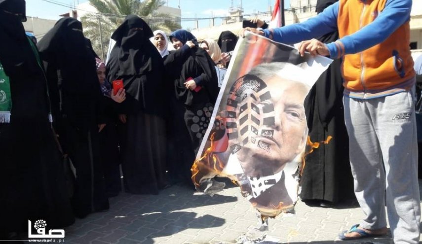 تصاویر تظاهرات صدها زن فلسطینی در محکومیت معامله قرن