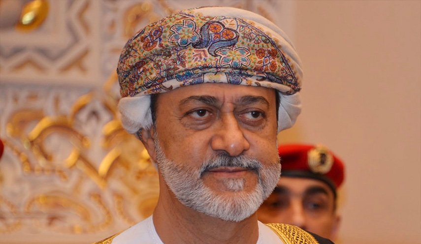 سلطان عمان يلتقي اميرا سعوديا