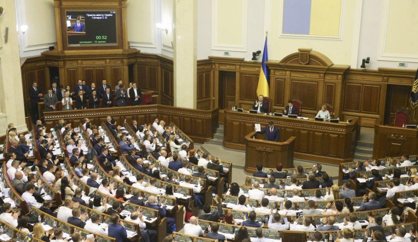 البرلمان الأوكراني يقيل رئيس الوزراء 