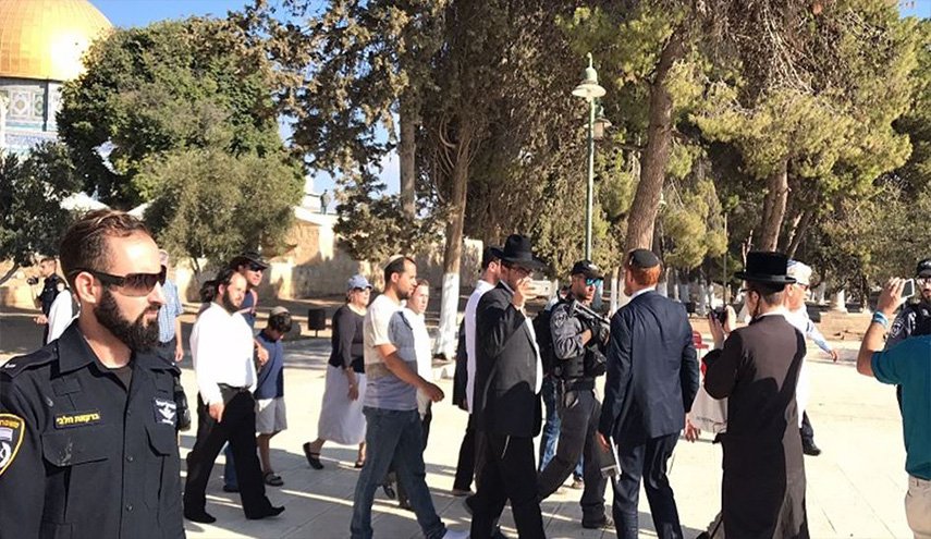 عشرات الاسرائيليين يدنسون باحات المسجد الأقصى