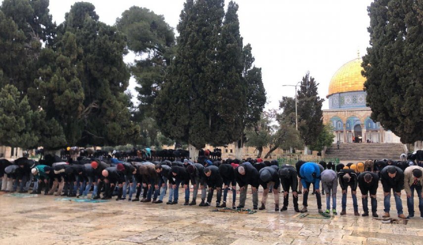 حضور هزاران فلسطینی در نماز جمعه مسجدالاقصی