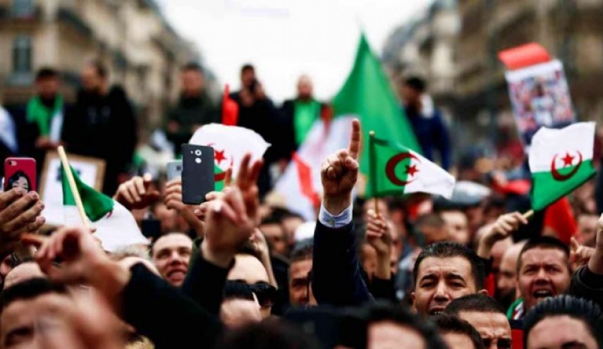 جزائريون يتظاهرون للأسبوع الـ55 رغم كورونا