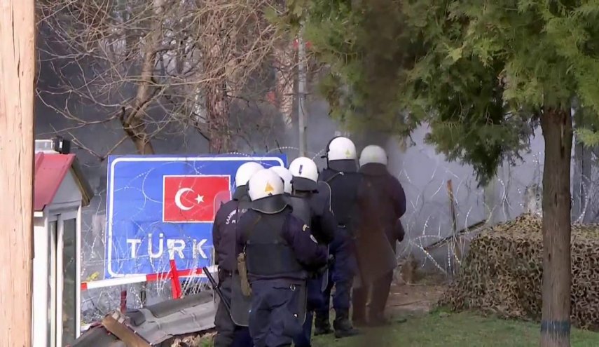 اشتباكات عنيفة بين الشرطة اليونانية والمهاجرين