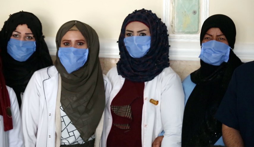 خياط عراقي يوزع 1500 كمامة يوميا مجانا لمواجهة فيروس كورونا