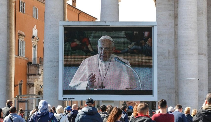 بسبب كورونا.. البابا يلقي عظته عبر الإنترنت شاعراً أنه محبوس