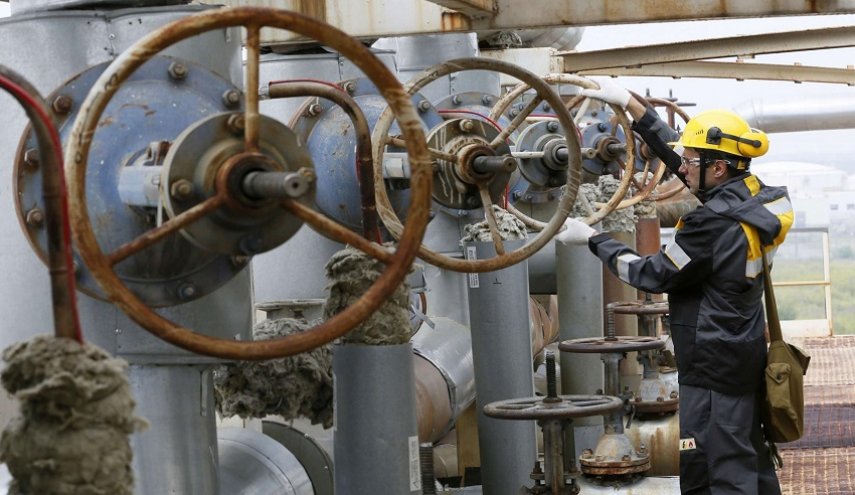 الجزائر تطالب بتحقيق التوازن في سوق النفط