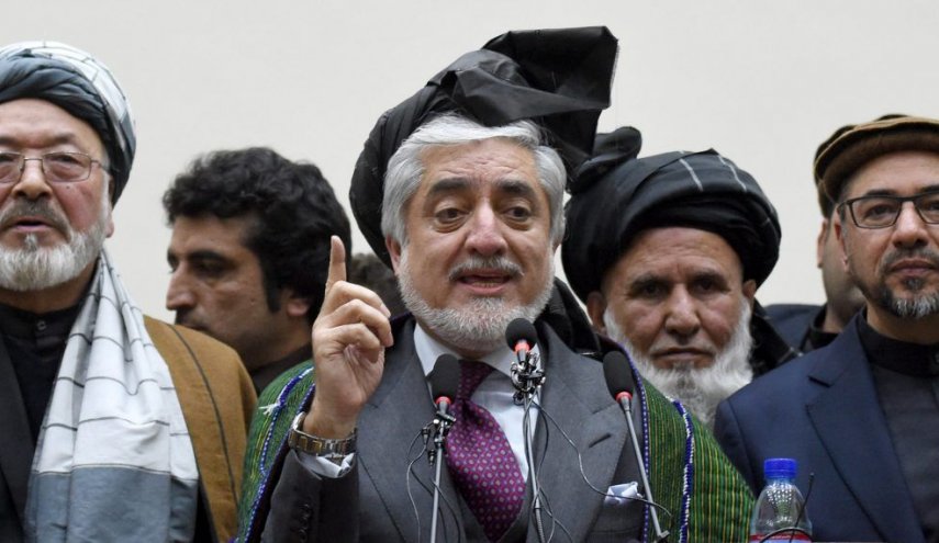 عبدالله عبدالله يمنع الرئيس الأفغاني من الخروج من البلاد