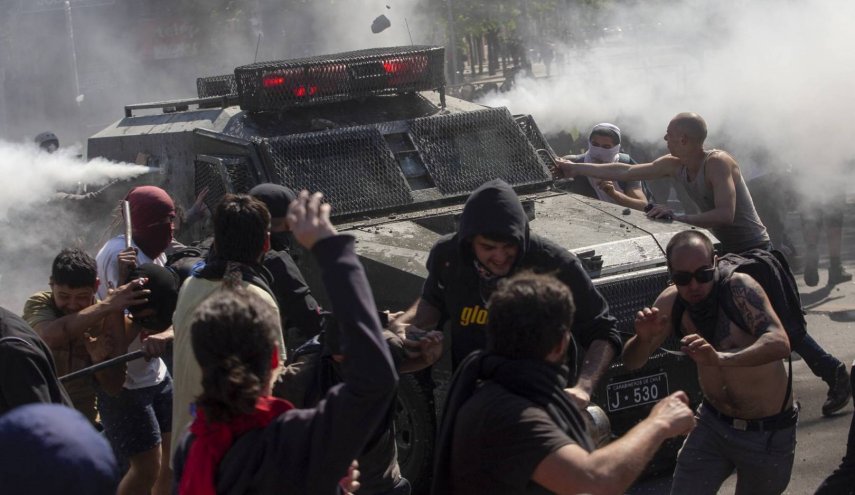 مواجهات بين الشرطة وطلاب في العاصمة التشيلية 