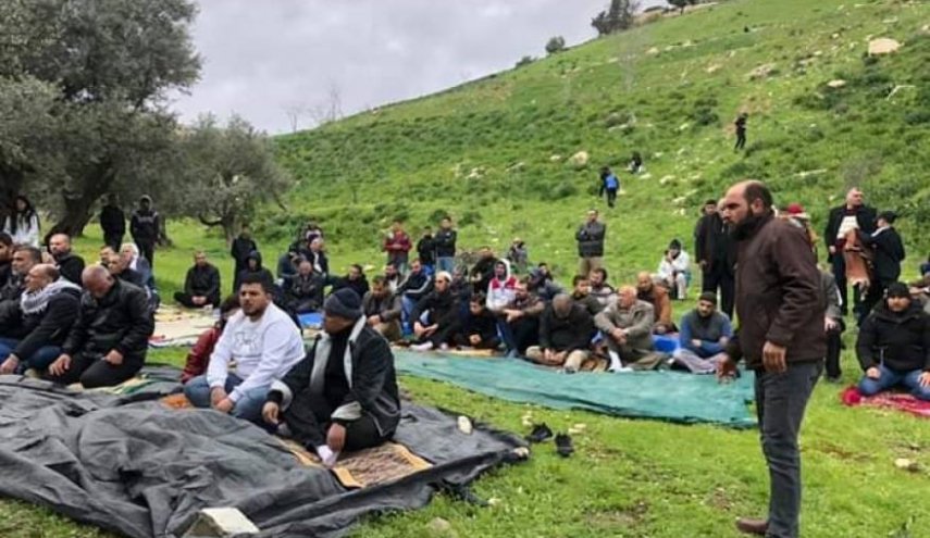 عشرات الفلسطينيين يؤدون صلاة الجمعة على أرض مهددة بالمصادرة بالقدس 