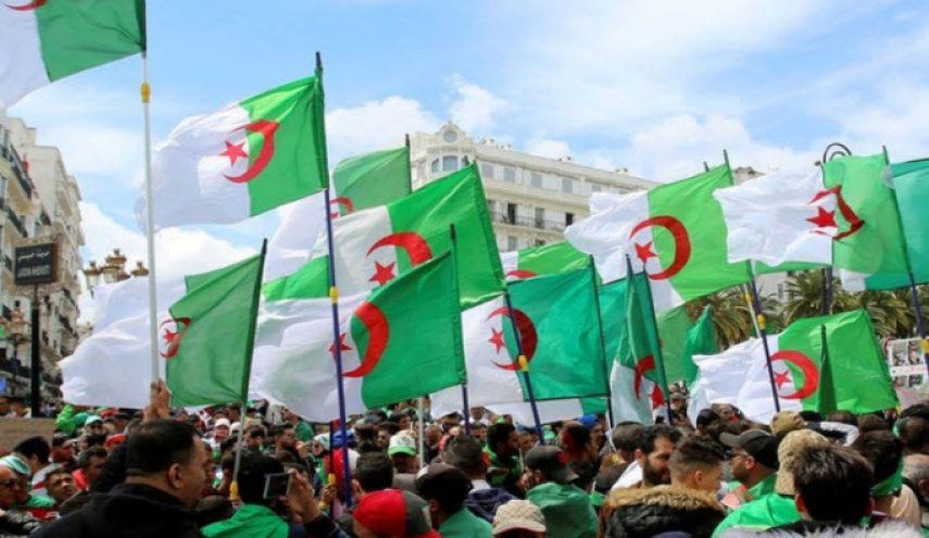 استمرار احتجاجات الجزائر رغم التحذيرات من كورونا 