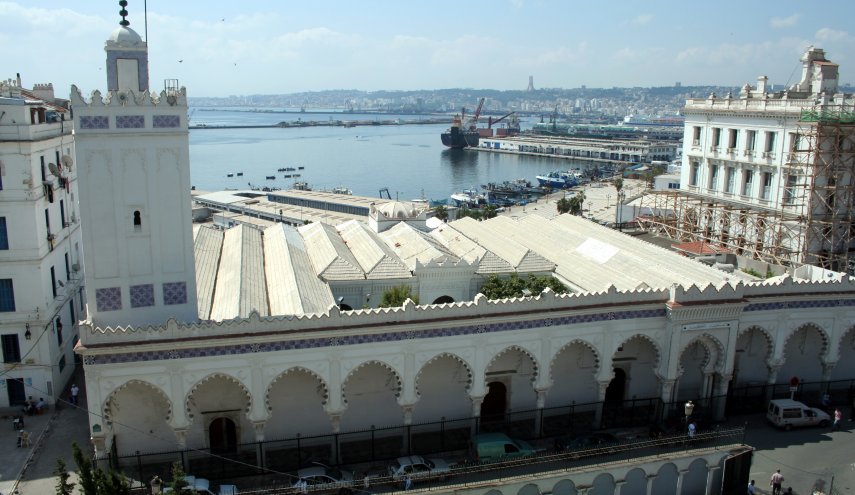 الجزائر تعلن اغلاق مساجدها في جميع أنحاء البلاد