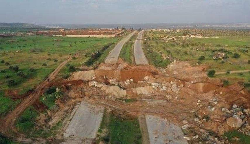 جماعات ارهابية تدعمهم تركيا قطعوا طريق M4 بالجرافات