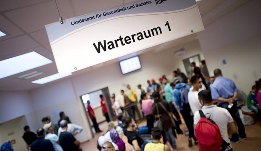 ألمانيا تعلق برامج استقبال اللاجئين
