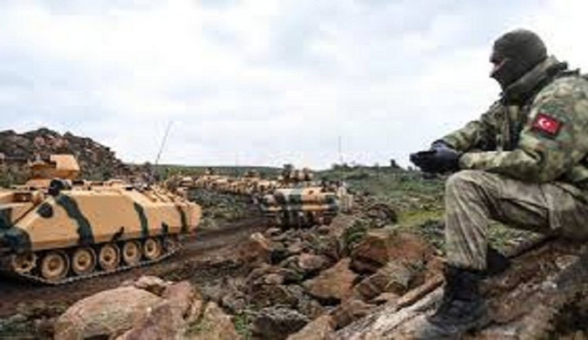 القوات التركية تستقدم تعزيزات عسكرية إلى ادلب بسوريا