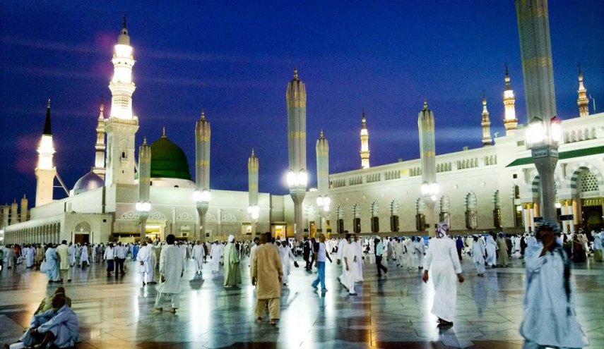 شاهد.. 'شاب يسجد لفتاة' أمام مسجد في السعودية!