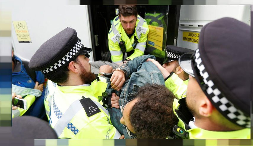 نافرمانی مدنی در انگلیس/ پلیس برای نظارت بر مقررات منع آمد و شد به میدان آمد
