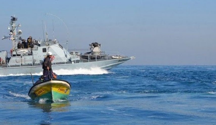 الاحتلال يواصلُ اعتداءاته على الصيادين الفلسطينيين