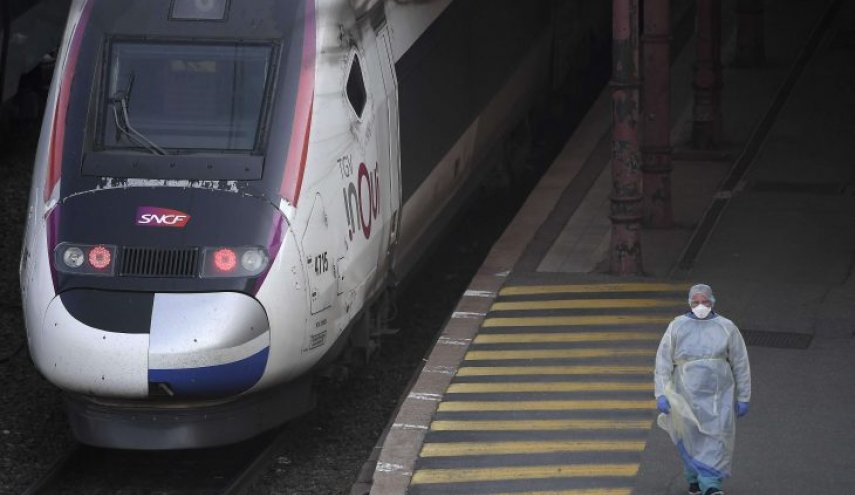 فرنسا تجري أول عملية إجلاء لمرضى كورونا بالقطار السريع
