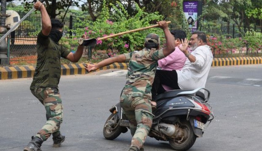 پلیس هند نقض کنندگان مقررات مقابله با کرونا را مورد ضرب و شتم قرار می دهد