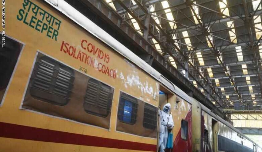شاهد بالصور: الهند تحول قطاراتها الى مستشفيات 