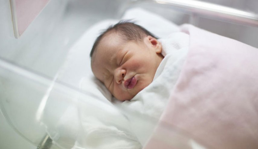 ولادة الطفل الـ22 لأكبر عائلة بريطانية وسط الحجر الصحي