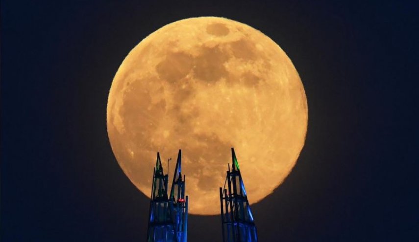 بزرگترین «ماه کامل» جهان در سال ۲۰۲۰ بر فراز شهرهای کرونا‌زده رصد شد
