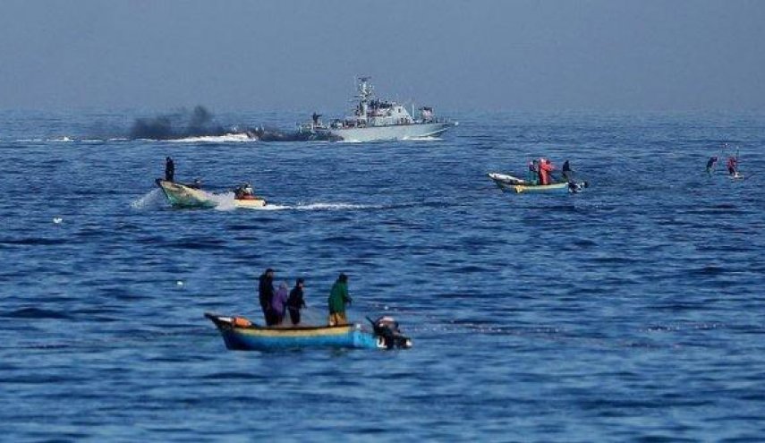 صباح اليوم.. الإحتلال يعتدي على صيادين فلسطينيين بغزة