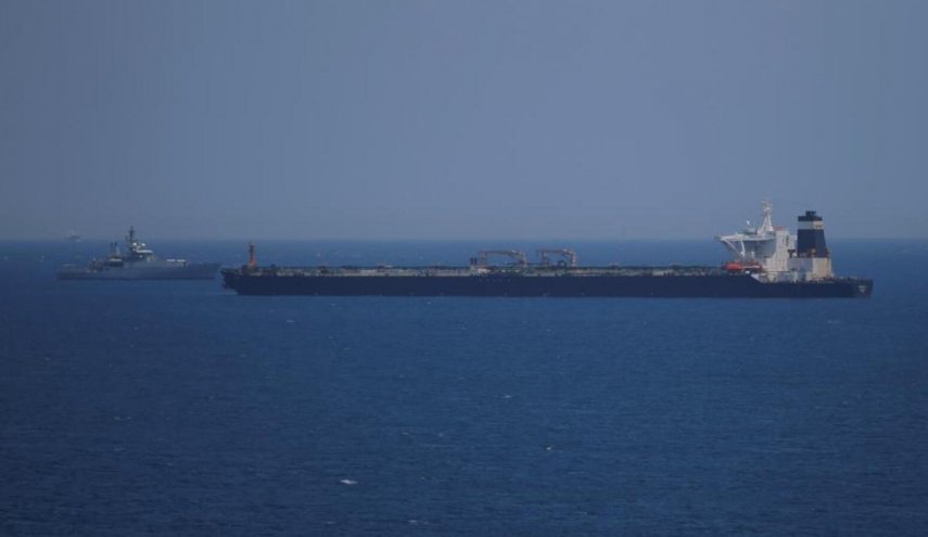 عمليات التجارة البحرية البريطانية: مسلحون يعتلون سطح سفينة في خليج عمان
