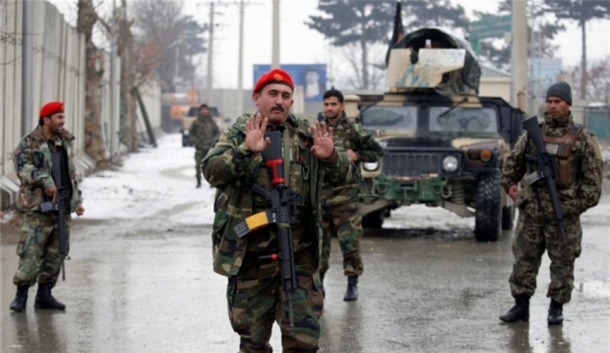 طالبان تعلن الإفراج عن 60 عسكريا والحكومة تنفي